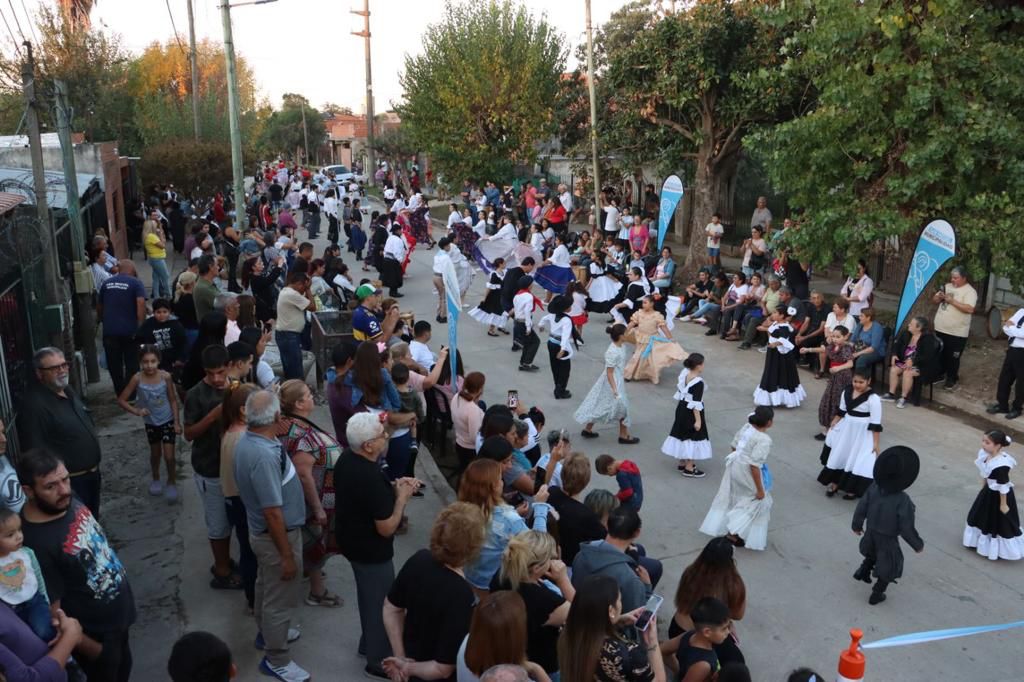 jaimemendezh's tweet photo. Con música, baile, la presencia de cientos de vecinos del barrio, en familia y sobre el nuevo pavimento de la calle Conesa, celebramos que Trujui sigue mejorando #SanMiguel https://t.co/nTAnWDPDXv