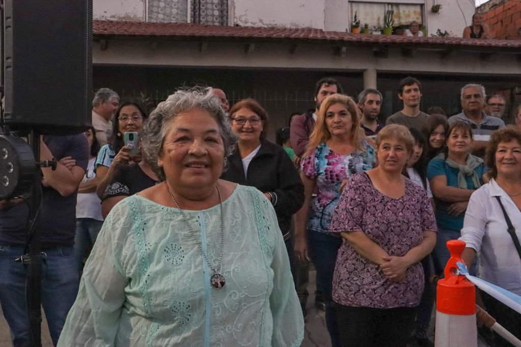 jaimemendezh's tweet photo. Con música, baile, la presencia de cientos de vecinos del barrio, en familia y sobre el nuevo pavimento de la calle Conesa, celebramos que Trujui sigue mejorando #SanMiguel https://t.co/nTAnWDPDXv