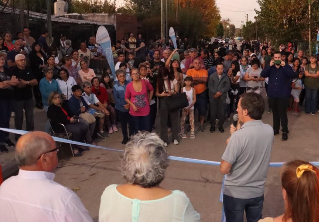 jaimemendezh's tweet photo. Con música, baile, la presencia de cientos de vecinos del barrio, en familia y sobre el nuevo pavimento de la calle Conesa, celebramos que Trujui sigue mejorando #SanMiguel https://t.co/nTAnWDPDXv