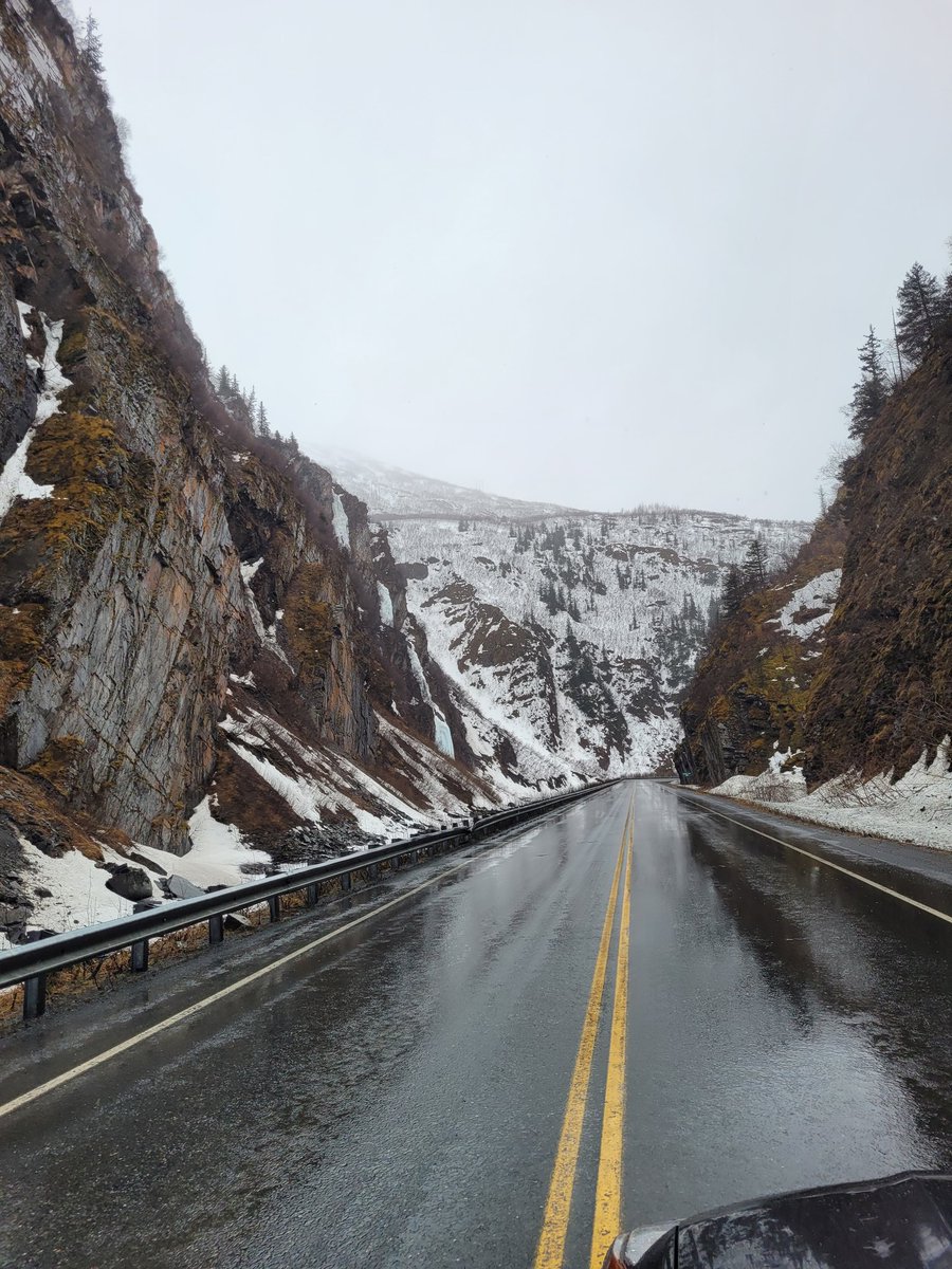 PilotBreadBoy's tweet photo. Alaska still doesn't know its nearly summer. https://t.co/TSxqC76LWL