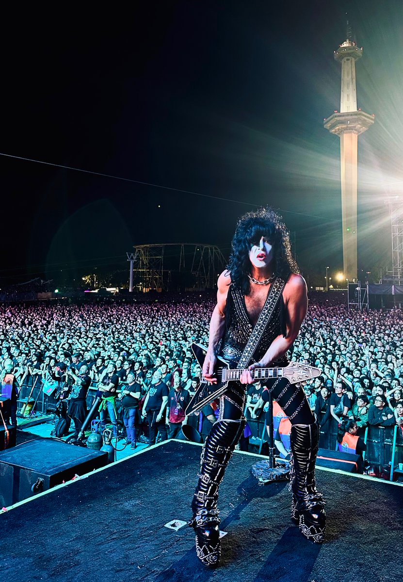 PaulStanleyLive's tweet photo. Buenos Aires!!! FORTY THOUSAND HERE in the GREATEST ARMY IN THE WORLD. https://t.co/tnFZroftKq