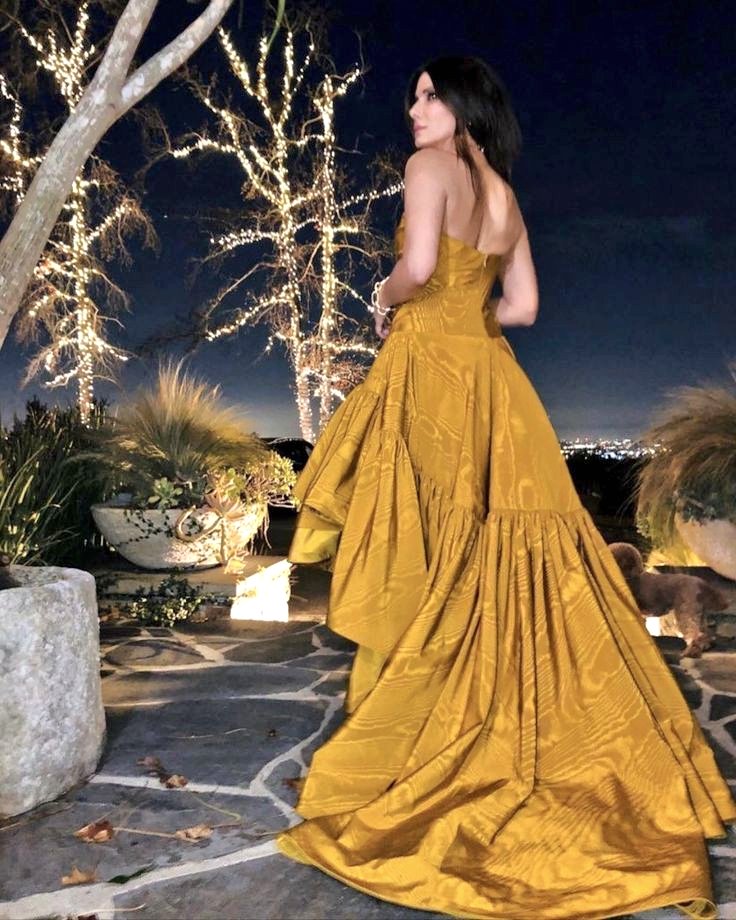annetteb_'s tweet photo. Let's remember that beautiful look of Sandra Bullock. ( Golden Globes ) 🖤 https://t.co/mJ7SvF390M