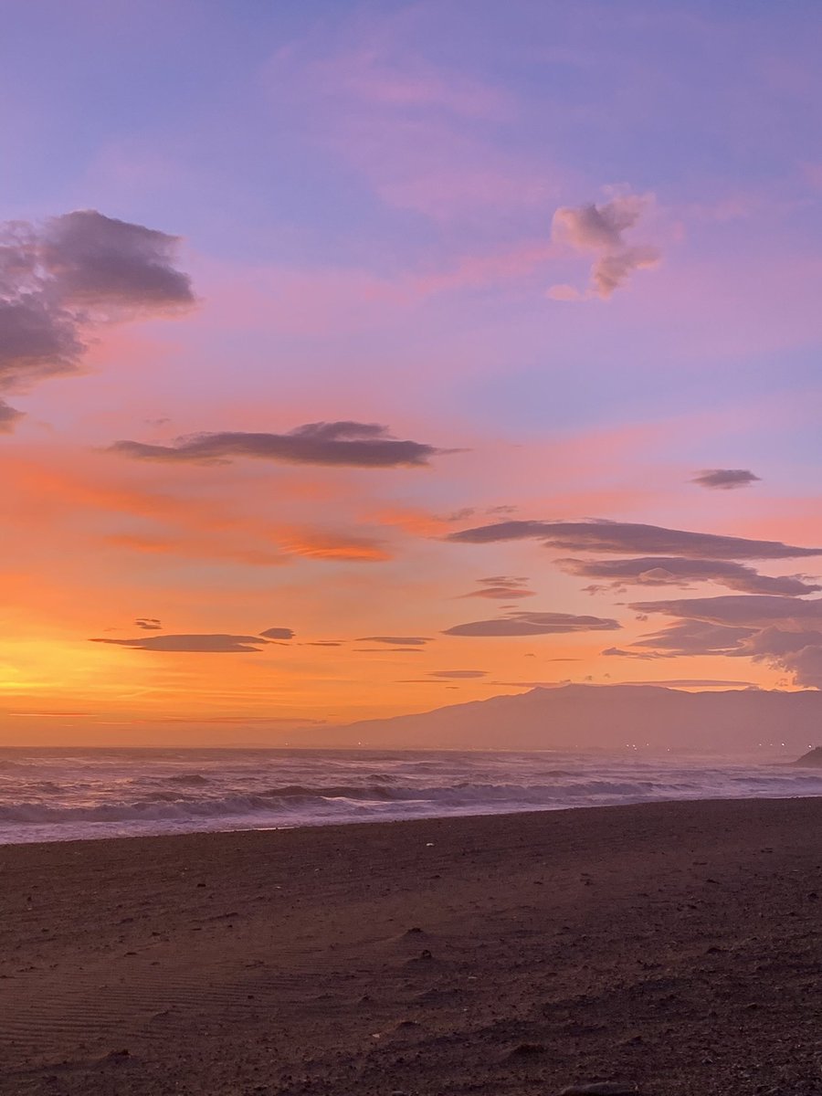 Exulansista's tweet photo. ocean sunset https://t.co/0UAxqgwDil