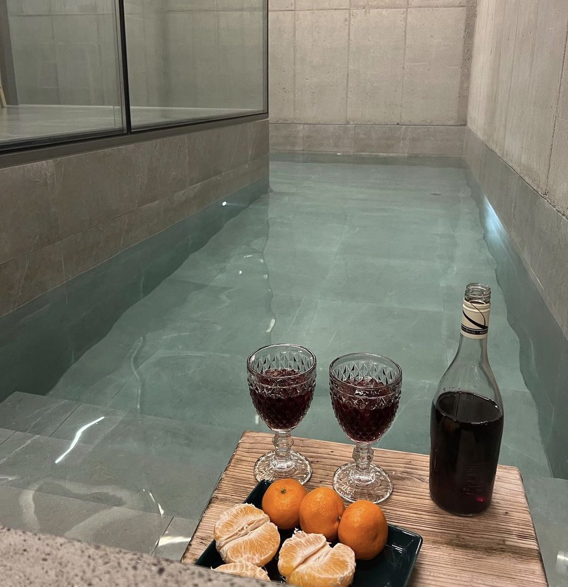 游完泳，今天去买胸罩，我说胸怎么遮住一半，结果sales和我说你要换罩杯了。变成E了。男友在店里一听，忍不住咽了一口口水。回家脱光了躺在男友旁边，让他抓着我的E罩杯，然后拿屁股猛蹭他，后面他又忍不住扒我裤子了。又是一顿干柴烈火🔥他咬我操我好兴奋哦

#反差婊 #婊子 #婊 #骚货 #骚货老婆 #母狗