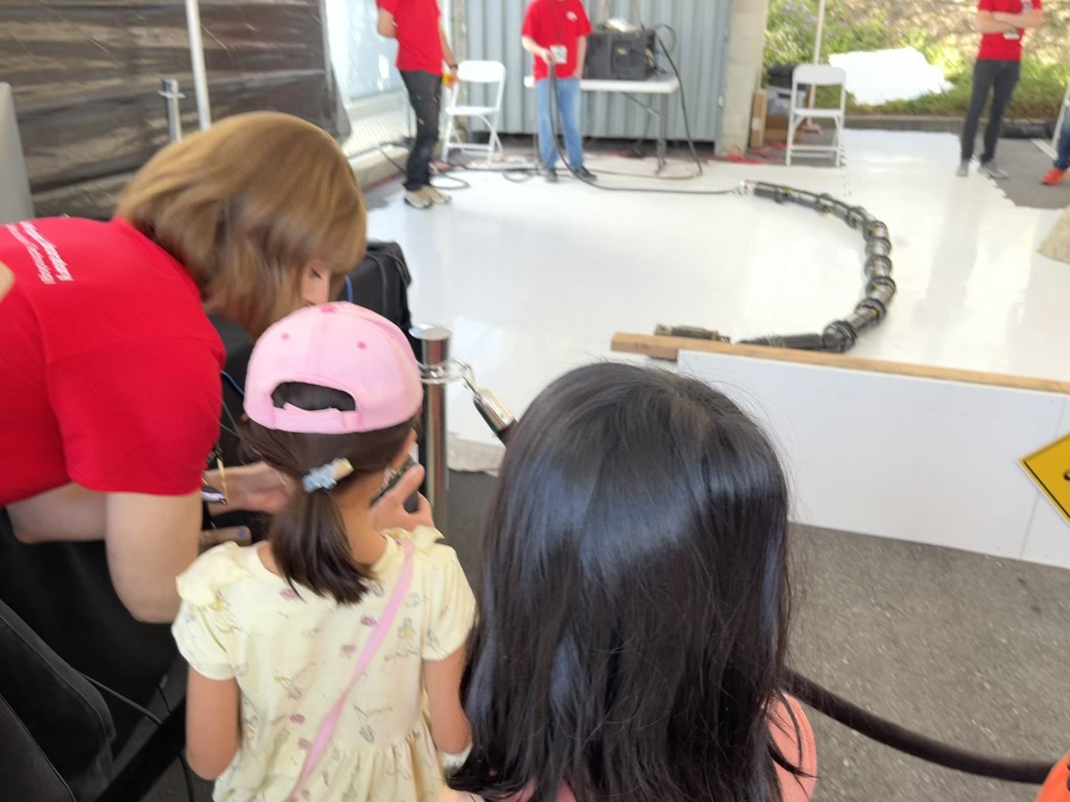 masahiro_ono's tweet photo. Maybe these are the kids who will one day fly #EELS to Enceladus. 

I believe inspiring the next generation is one of the most important missions of @NASA / @NASAJPL and I think we did a great job today at #ExploreJPL!! https://t.co/z5H9HQSwaB
