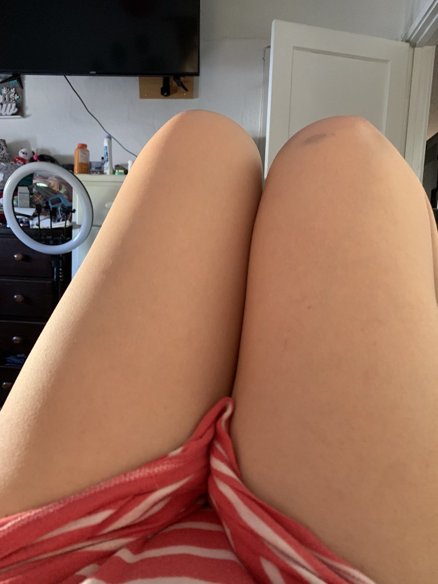 sextycat's tweet photo. My legs so yummy https://t.co/hefDR0CScd