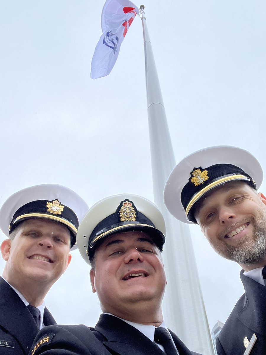 A lovely sight… the Naval Ensign we mean 😉😁 Nice to be able to hoist it up during a lull in the ☔️!