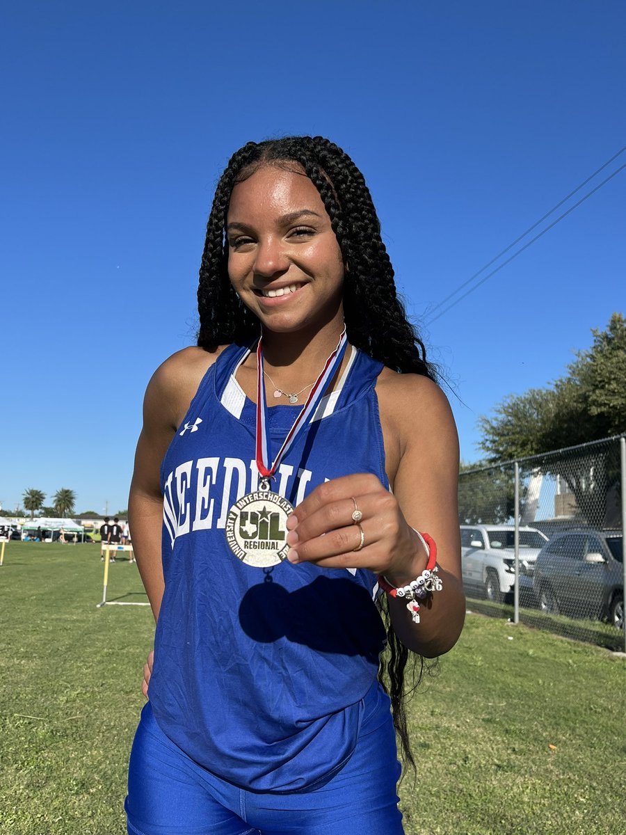 bbyreyz1's tweet photo. REGIONAL MEET!!
state qualifier in the 300h 🥈🥈🥈
@ladyjaytrack @NCAA @FloTrack https://t.co/Y8iVfWoPor