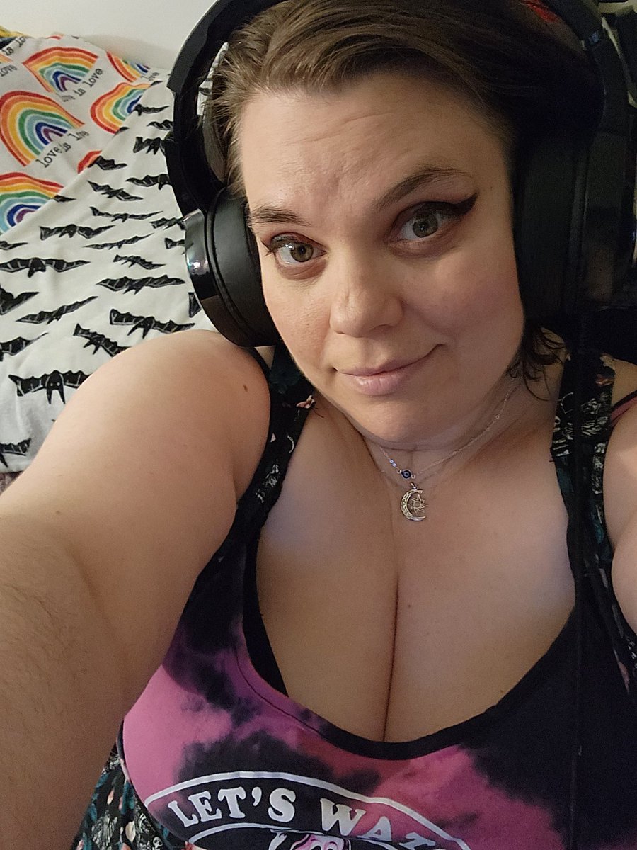 ThiaTheBard's tweet photo. Almost time to shine with @KinkedNitemare and @CrymsonPleasure for our last panel of Saturday! @RealWomenGaming #TogetherCon https://t.co/joj56NvyAd