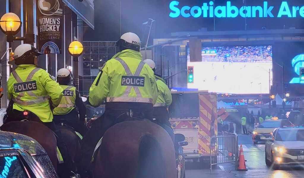 Worked last time so....

#toronto #the6ix #torontopolice #torontomapleleafs <a href="/mapleleafs/">Toronto Maple Leafs</a> <a href="/torontopolice/">Toronto Police</a> #mountedunit #horses #police <a href="/scotiabankarena/">Scotiabank Arena</a> instagr.am/p/Cro8xk7NWxM/