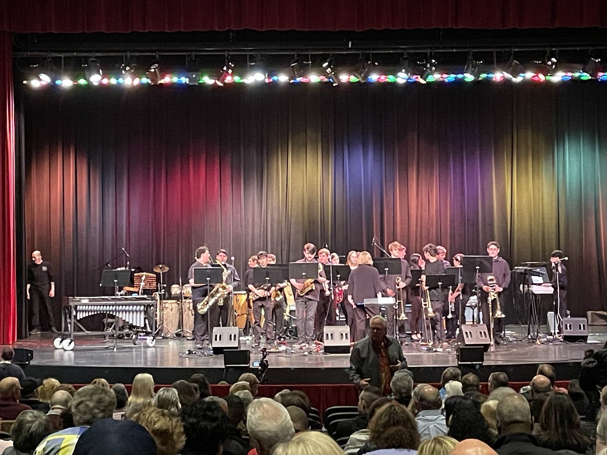 The Foran Jazz band brings down the house at the 20th Annual Jay Rowe Smooth Jazz for Scholars!  #teacherpride #fearless #rozziitup #lionpride ⁦@MrBLionPride⁩ ⁦@ManeStMirror⁩ ⁦@MPSArtsandMedia⁩