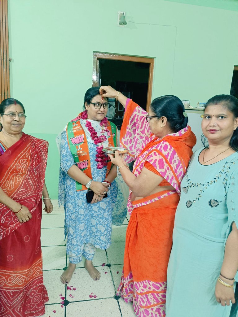 GitanjaliBJP1's tweet photo. दो दिवसीय राजस्थान प्रवास कें निमित्त रात का भोजन बीकानेर में, गंगाशहर मंडल महिला मोर्चा उपाध्यक्ष मोहिनी जी चोपड़ा के निवास पर किया। #BJMM_RJPravas @BJPMahilaMorcha @VanathiBJP https://t.co/FSzNc2VCao