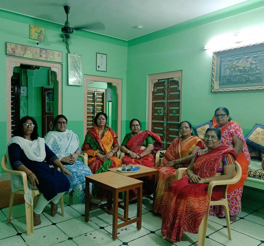 GitanjaliBJP1's tweet photo. दो दिवसीय राजस्थान प्रवास कें निमित्त रात का भोजन बीकानेर में, गंगाशहर मंडल महिला मोर्चा उपाध्यक्ष मोहिनी जी चोपड़ा के निवास पर किया। #BJMM_RJPravas @BJPMahilaMorcha @VanathiBJP https://t.co/FSzNc2VCao