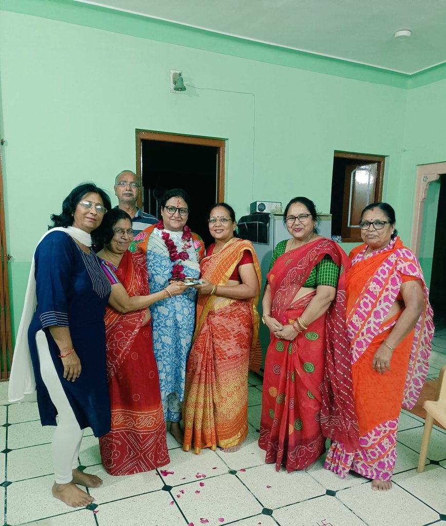 GitanjaliBJP1's tweet photo. दो दिवसीय राजस्थान प्रवास कें निमित्त रात का भोजन बीकानेर में, गंगाशहर मंडल महिला मोर्चा उपाध्यक्ष मोहिनी जी चोपड़ा के निवास पर किया। #BJMM_RJPravas @BJPMahilaMorcha @VanathiBJP https://t.co/FSzNc2VCao