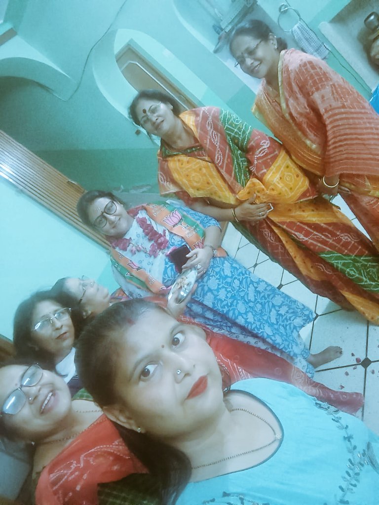 GitanjaliBJP1's tweet photo. दो दिवसीय राजस्थान प्रवास कें निमित्त रात का भोजन बीकानेर में, गंगाशहर मंडल महिला मोर्चा उपाध्यक्ष मोहिनी जी चोपड़ा के निवास पर किया। #BJMM_RJPravas @BJPMahilaMorcha @VanathiBJP https://t.co/FSzNc2VCao