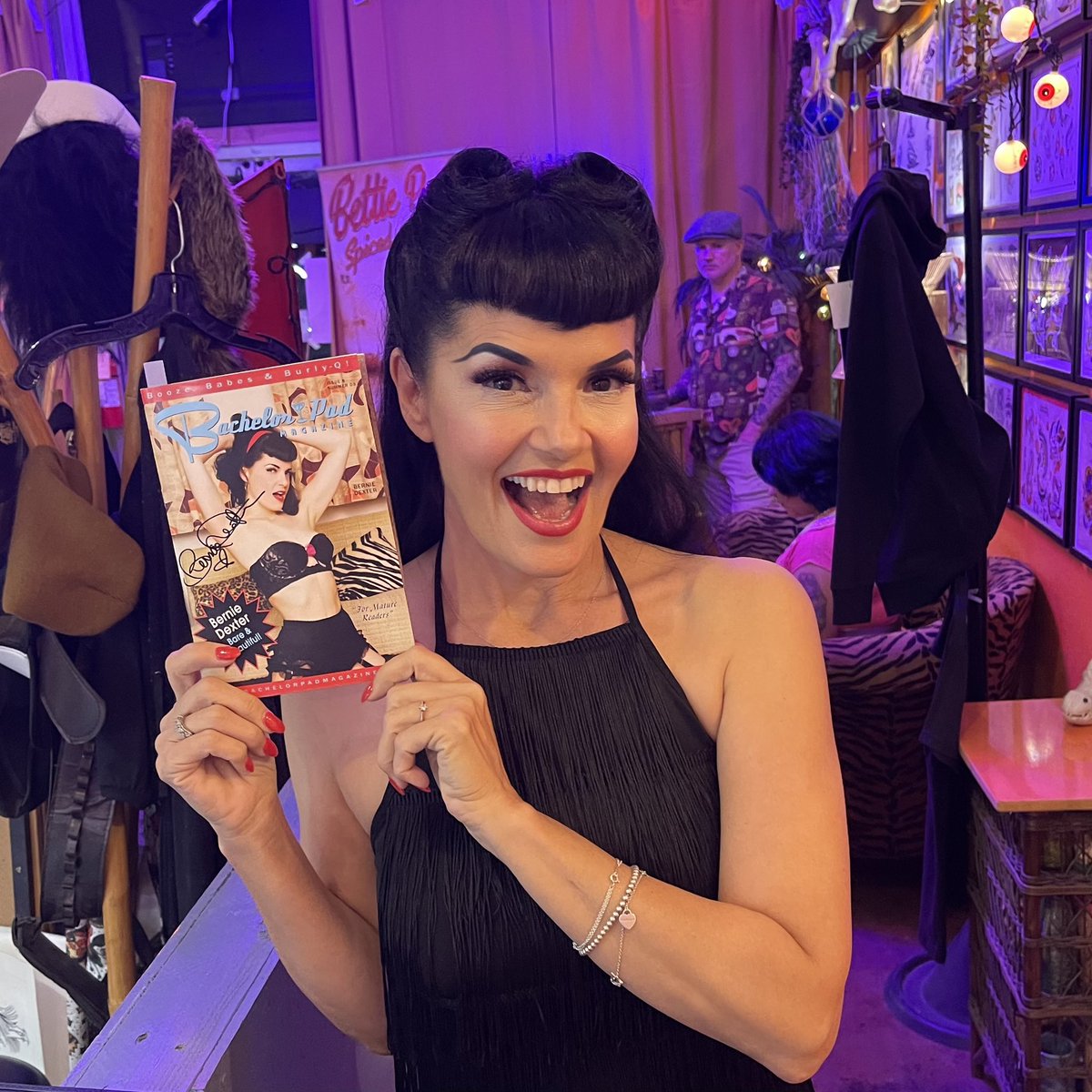 BachelorPad's tweet photo. Some fun Viva pics from fan @pbautographcollector . Of course, this is the one-and-only Bernie Dexter! Here she is holding her issue (#8). She also appeared in our first issue!
#bachelorpadmagazine #pinup #prettygirlsreadingbachelorpad #berniedexter @BernieDexter https://t.co/i2k4bhMjxE