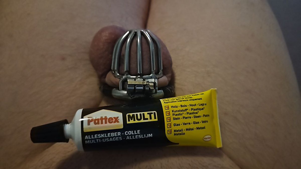 LaurieFeet's tweet photo. Könnt ihr euch das vorstellen da schmiert die kleine Sklaven fotze kleber auf Schloss und schwanz 🐶

#findom #geldherrin #geldsklave #zahlsklave #zahlschwein #zahlsau #zahlschwanz #zahlnutte #cash #füße #feet #femdom #stiefel #humanATM #lady #cashmaster #cashgod https://t.co/rQfKFPDLmR