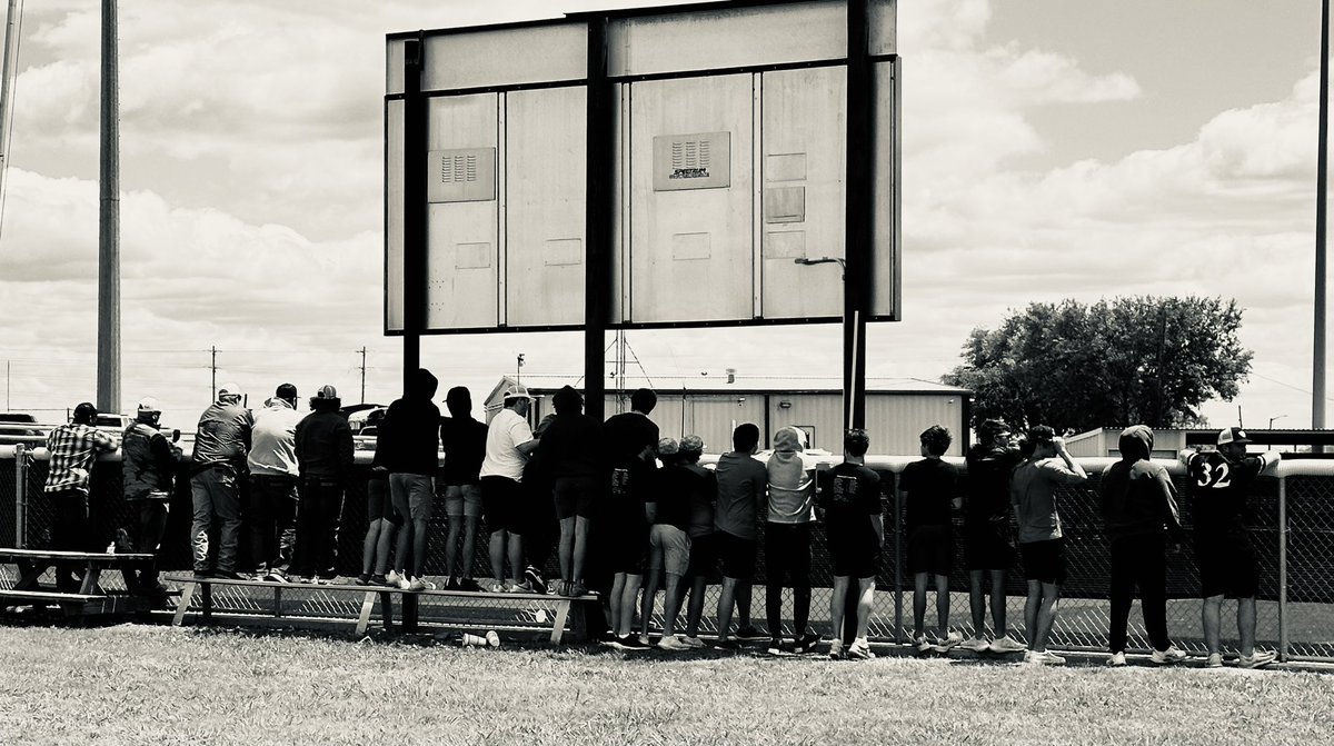 Jmaurer77833's tweet photo. Brenham Cubettes take it to game #3. Let’s fill the stands Monday so that only place to go is along the outfield fence! #studentsection #loveourfans #gocubettes #greenonmonday @BrenhamSB @BrenhamHS @BrenhamCubAth @BrenBoosterClub https://t.co/gqs0YRc4jm