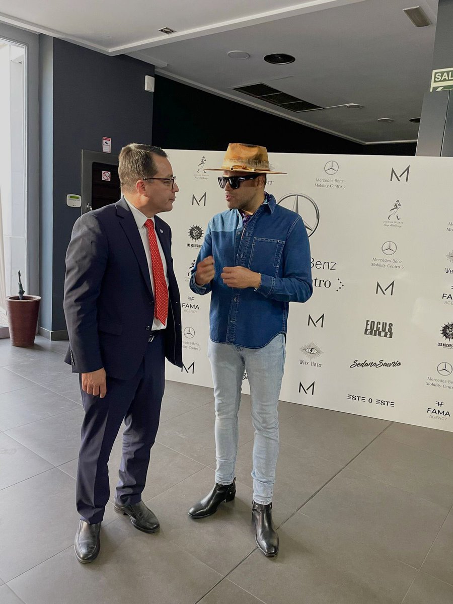 fwlatam's tweet photo. En el lanzamiento de Why Hats x Alejandro Medrano,  #España 🇪🇸 con el señor embajador de #Honduras 🇭🇳  @MarlonBreve @hondurasnespana @fsanchidrian #AMHATS https://t.co/Lj63OeXzGA