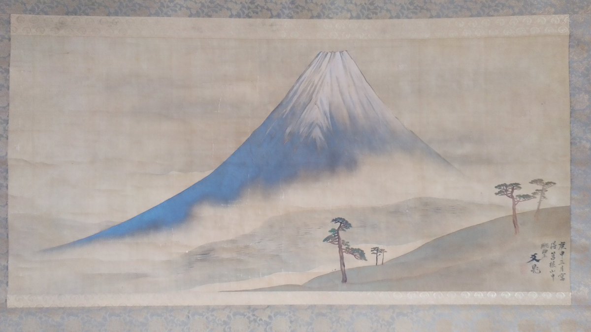madone9_9's tweet photo. 大広間の掛軸を花鳥画から此方に代えました。江戸時代を代表する絵師、谷文晁による芙蓉峰(富士山)です。幅130センチの巨大な掛軸は迫力があります。期間限定で展示しておりますので、是非ご覧くださいませ。　#大鍋屋　#掛軸　#谷文晁 https://t.co/271Mqef17I