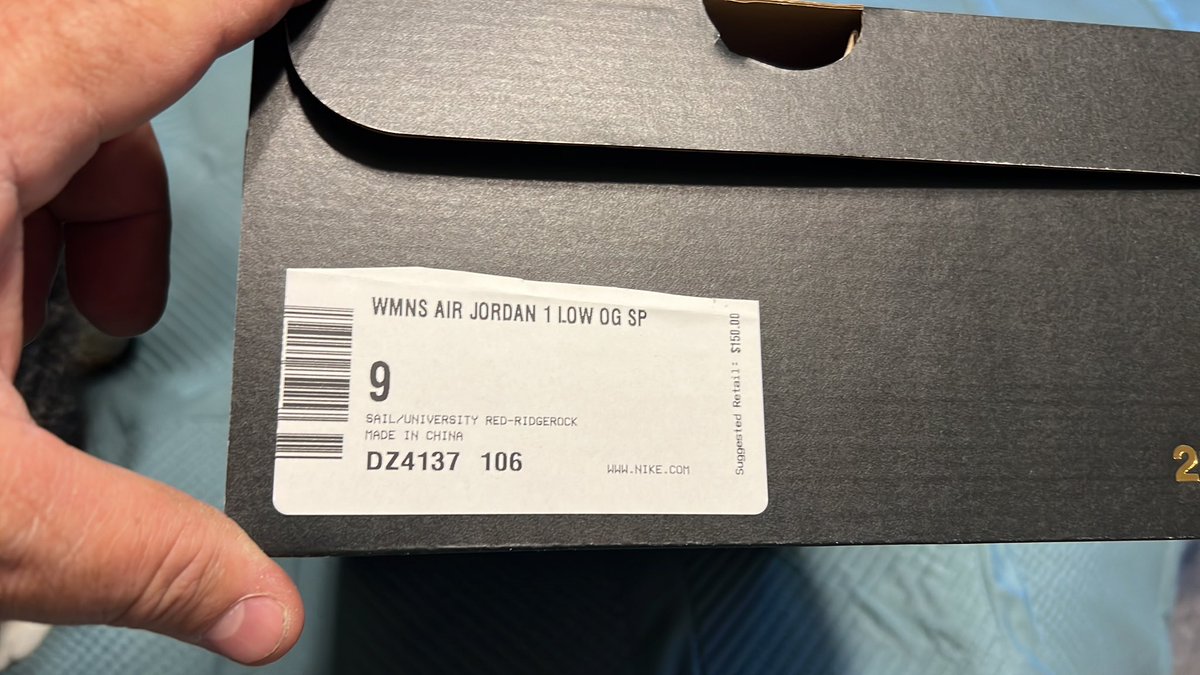 scott84027613's tweet photo. Hey @Nike what happened on the @trvisXX shoes I just purchased? I got the correct shoes but in the wrong box and nothing is being done about it from @nike at all. Seems like bad business to do a collab this big and send out the shoes in a non-OG box and do nothing to back it up. https://t.co/Fjocb52Lix