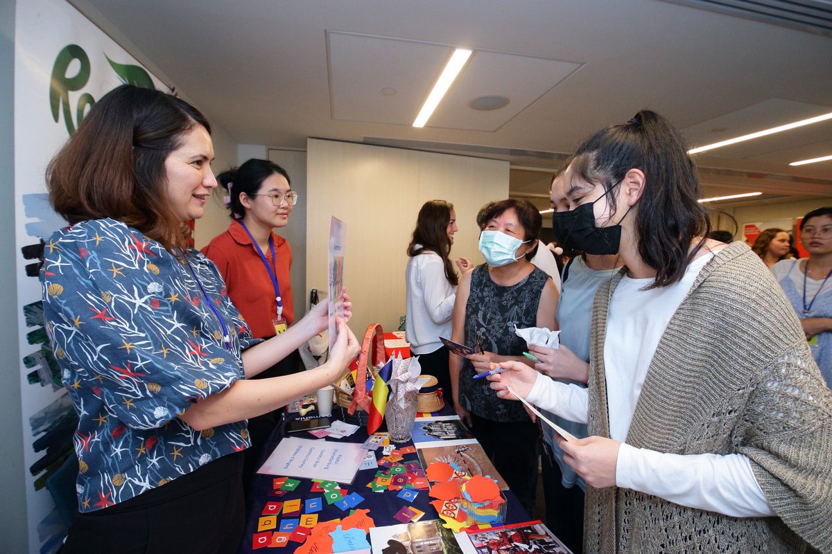 RoEmbThailand's tweet photo. Mulțumesc/ ขอบคุณ/Thank you to everyone who came to the #EuropeanLanguagesCafe2023 at @SwedeninTH 🇸🇪🇪🇺 https://t.co/z7dFWxOR5g