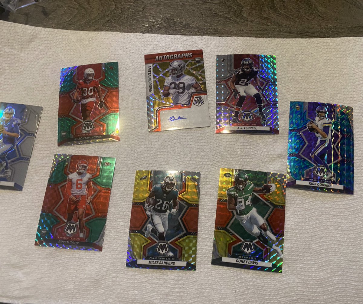 CardsNAutos's tweet photo. Popped open one 2022 Panini Mosaic Pack and couldn’t be happier with the LEs / SSPs! 

Kirk Cousins Peacock !

Miles Sanders / 80
Corey Davis /80

Love it!!!  @PaniniAmerica @CardPurchaser @LAcarddude https://t.co/eFtJRJtwf2