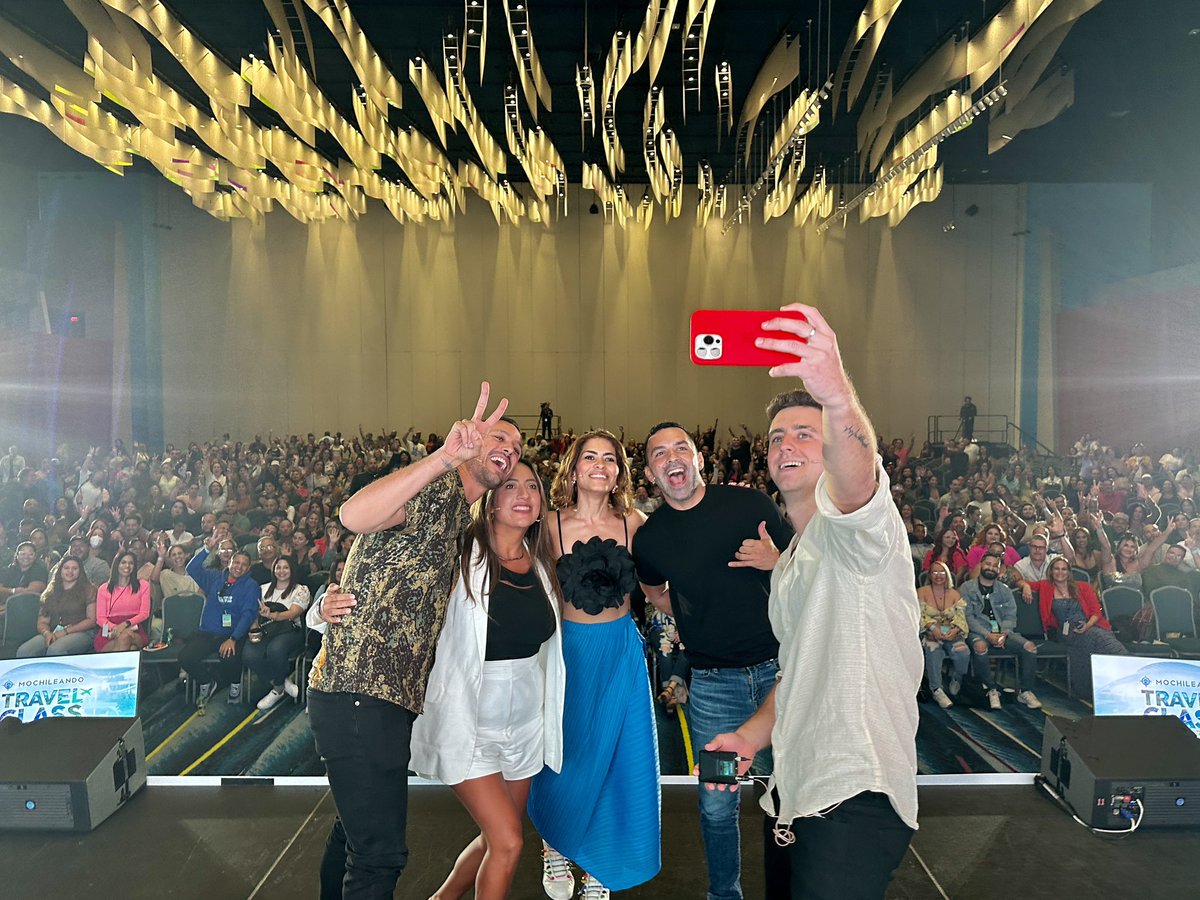WilMochileando's tweet photo. ¡Tengo tanto que agradecer! Más de 1,500 personas nos acompañaron hoy en el Mochileando Travel Class desde el Centro de Convenciones. Viajaron hasta desde España. 🥹
Gracias, viajeros, por estar, por apoyarnos y por creer en nosotros. ¡Nos veremos en el próximo! Mi abrazo. ❤️ https://t.co/F65Y3n47LR
