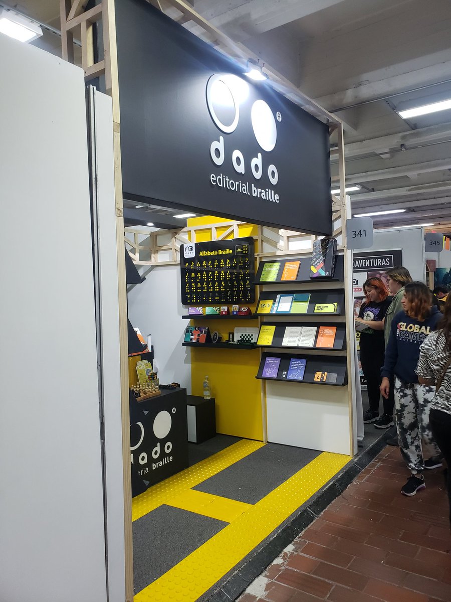 CesarLeonardoA1's tweet photo. Una de las mejores cosas que encontré en la feria del libro 2023. https://t.co/6wFZPBKkKG