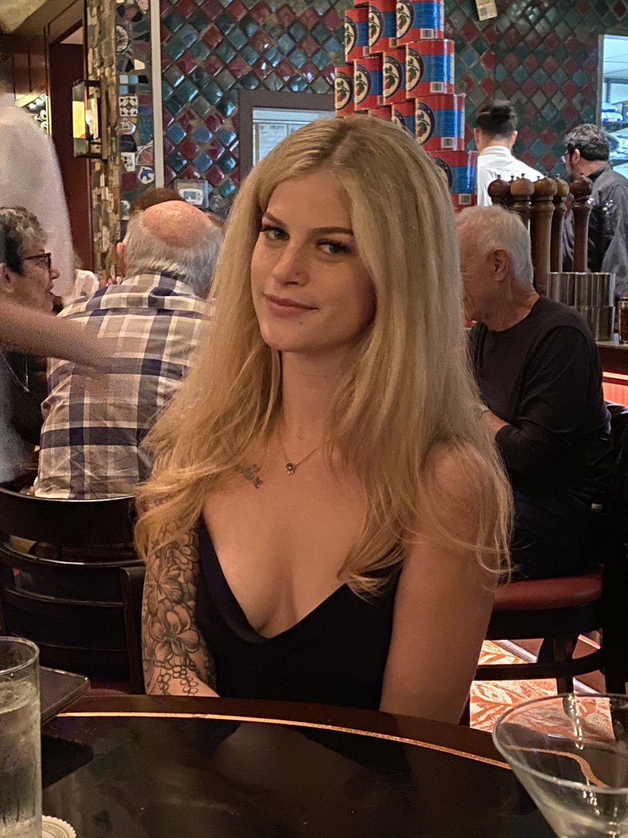 Holly Hotwife Top 0.06 on Twitter "Y’all look at my pretty friend