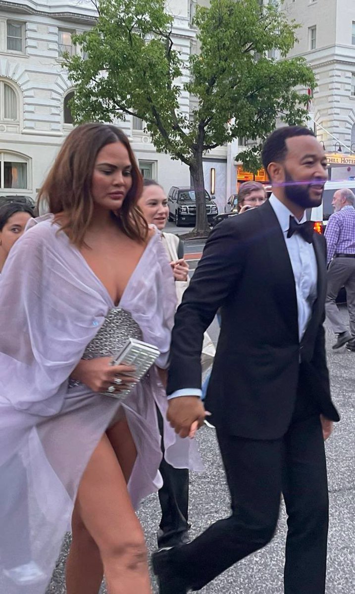 ImMeme0's tweet photo. Dear men would you let your wife to go dress like that to 2023 White House Correspondents' Dinner? https://t.co/BZD1Ur4xvu
