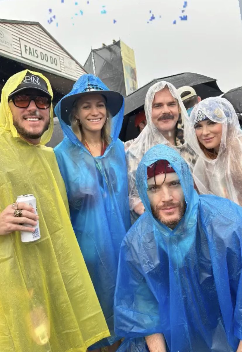 BrazilAckles's tweet photo. Jensen gente como a gente se divertindo no @jazzfest 
#JensenAckles https://t.co/mEaGgwb2U9