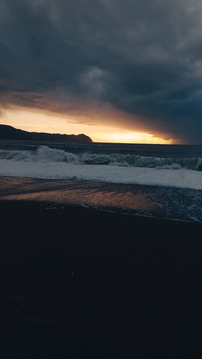ConsuuLourdes's tweet photo. Una vueltita por la playa y te queda el ritmo del corazón perfecto #playa #niebla #Valdivia #lluvia https://t.co/L814DDBwiI