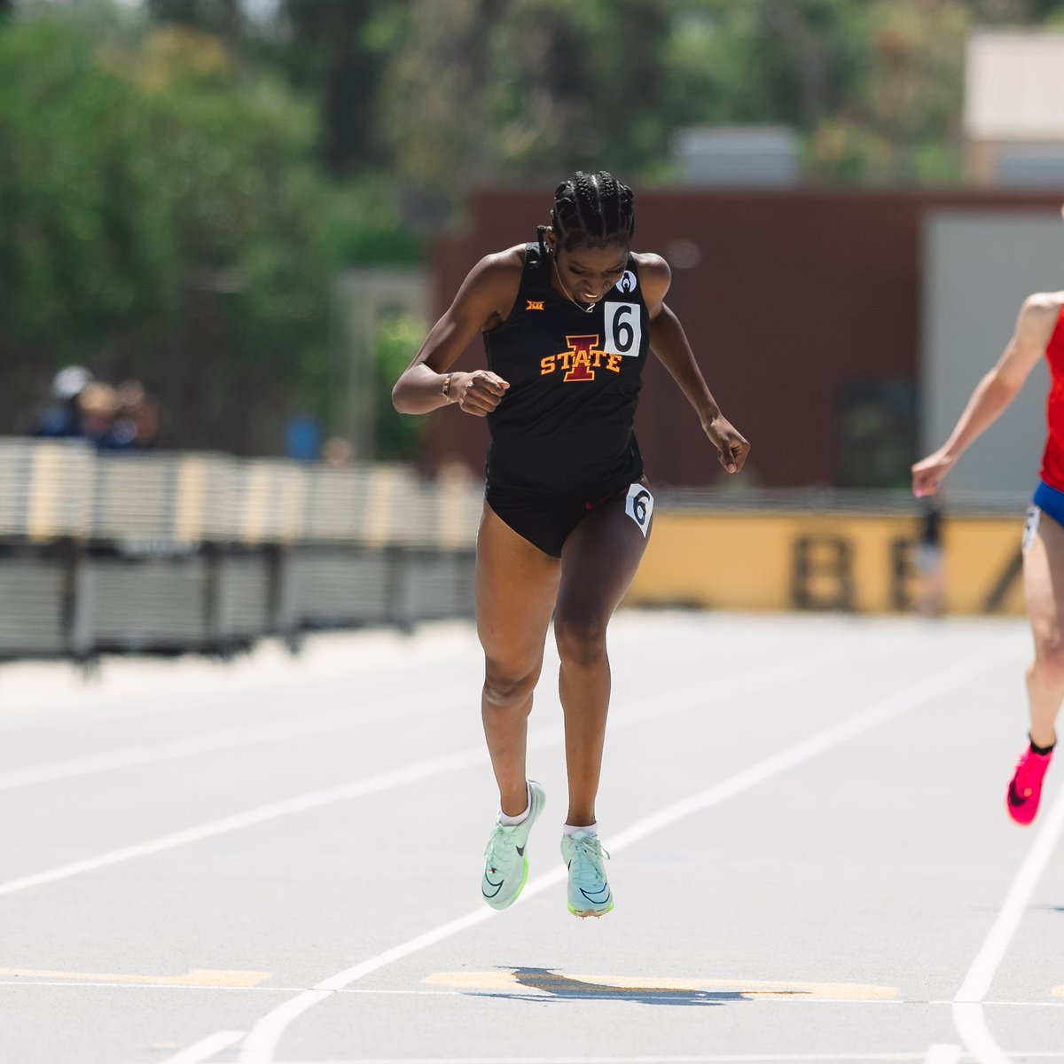 CycloneTrackXC's tweet photo. 𝘙𝘢𝘤𝘩𝘦𝘭'𝘴 𝘣𝘢𝘤𝘬 𝘢𝘵 𝘪𝘵 𝘢𝘨𝘢𝘪𝘯.
Rachel Joseph is the top collegiate finisher in the 400m at the Desert Heat Classic, handing in a PR yet again with 52.36! Rachel moves from #5 to #2 in program history, .52 seconds off the school record.
#CycloneSZN https://t.co/EI3JQdVwVS