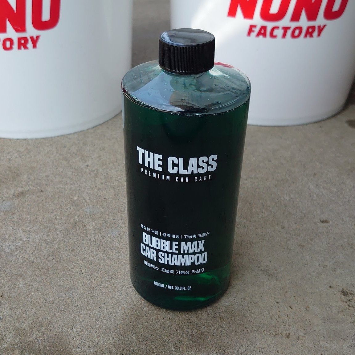 ItokonSukiyaki's tweet image. 今日の天気が雨だとしても
昨日洗車したことは後悔してない
プレウォッシュからの
フォームガンからのミット洗車
THE CLASSの緑色のシャンプーを使ってみました
香りがいいですね
BLUE MIXのカルナバワックス2回目
コーティング剤よりもワックスの方が好き
＃THECLASS
＃BLUEMIX
＃ぬぬファクトリー