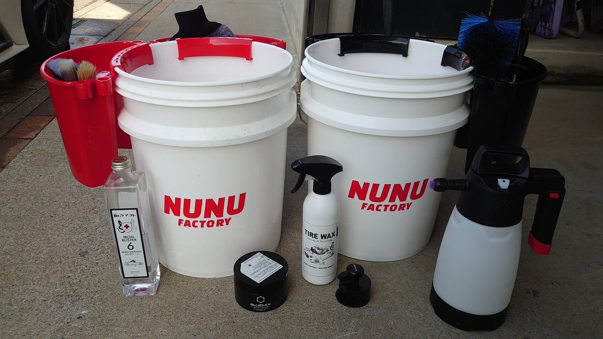 ItokonSukiyaki's tweet image. 今日の天気が雨だとしても
昨日洗車したことは後悔してない
プレウォッシュからの
フォームガンからのミット洗車
THE CLASSの緑色のシャンプーを使ってみました
香りがいいですね
BLUE MIXのカルナバワックス2回目
コーティング剤よりもワックスの方が好き
＃THECLASS
＃BLUEMIX
＃ぬぬファクトリー