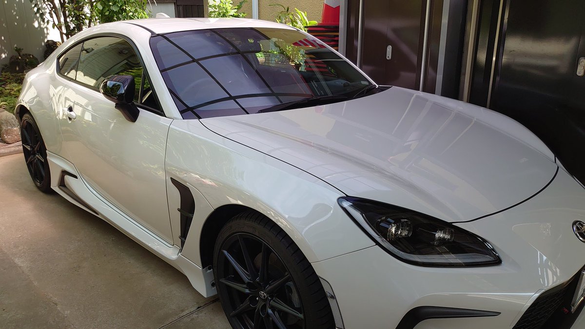 ItokonSukiyaki's tweet image. 今日の天気が雨だとしても
昨日洗車したことは後悔してない
プレウォッシュからの
フォームガンからのミット洗車
THE CLASSの緑色のシャンプーを使ってみました
香りがいいですね
BLUE MIXのカルナバワックス2回目
コーティング剤よりもワックスの方が好き
＃THECLASS
＃BLUEMIX
＃ぬぬファクトリー