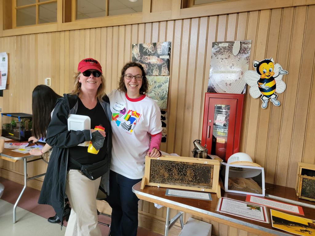 umdeso's tweet photo. It was a bzzzy 🐝 day! Lots of people came to learn about bugs at the #MarylandDay #InsectZoo @UMDEntomology, from bees 🐝 & butterflies 🦋 to 🪲 & 🦟 & spiders🕷 https://t.co/TUmKGYpoP4