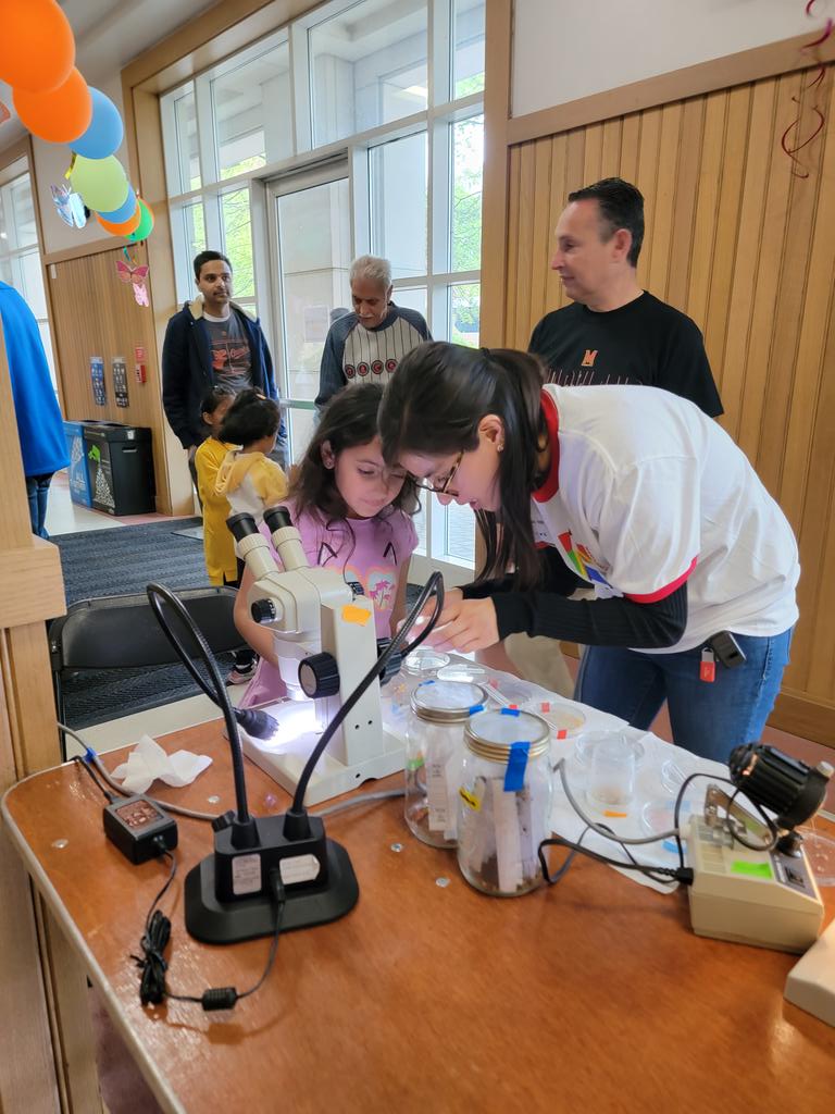 umdeso's tweet photo. It was a bzzzy 🐝 day! Lots of people came to learn about bugs at the #MarylandDay #InsectZoo @UMDEntomology, from bees 🐝 & butterflies 🦋 to 🪲 & 🦟 & spiders🕷 https://t.co/TUmKGYpoP4