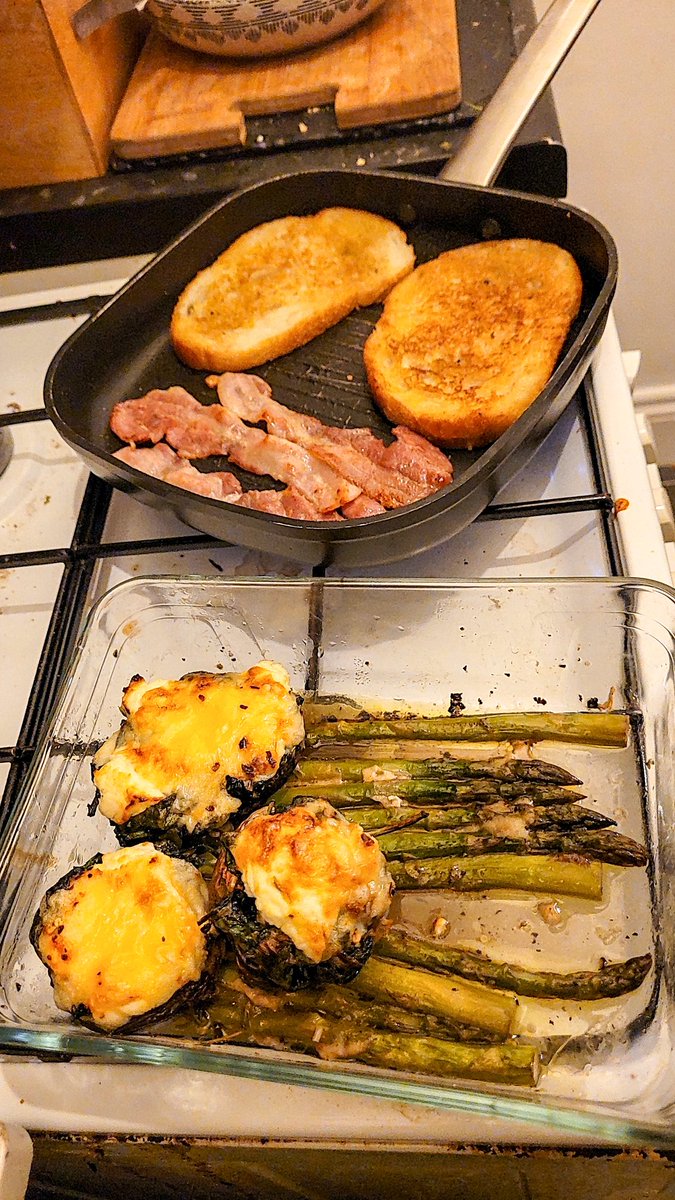 TurdBaz's tweet photo. The weather month doesn't know what it wants to be, day in and out. Been weeks like this lately now.
Vexatious
Trying to pin down the weather wheel with seasonal produce tips me headlong into asparagus season.
My first taste of spears this year was naughty 
#asparagus
#Foodies https://t.co/cezxSCz598