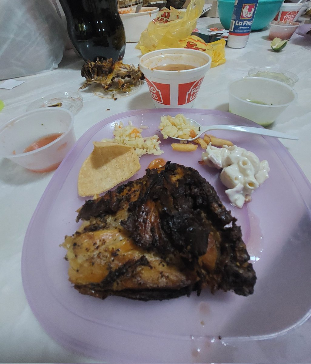 david_mata24's tweet photo. El único pollo loco...
Que mugrero de pollo, más quemado y de sabe que día es, solo te comes un pedazo y lo demás... 🤮🤢 una estafa... 
#SucursalBarragan 
#Monterrey #MonterreyNL
#NuevoLeon #PolloLoco https://t.co/XsiG1PqkWH