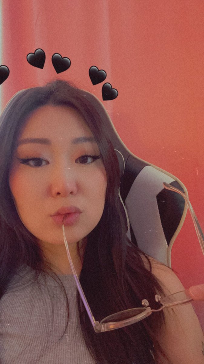 Momochanelgg's tweet photo. I can’t see a thing without my glasses https://t.co/sqxboZhS7h
