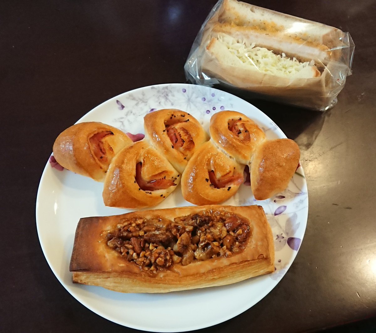 gordon_sq's tweet photo. 今日の朝めっし🍴は近くに最近openしたパン屋さんのパン🍞✨
値段もお手頃だし、旨い⤴️
特にこの手前のナッツ🥜のやつが
たまらん😂

#RIBERTE https://t.co/oT3eQIDG1s