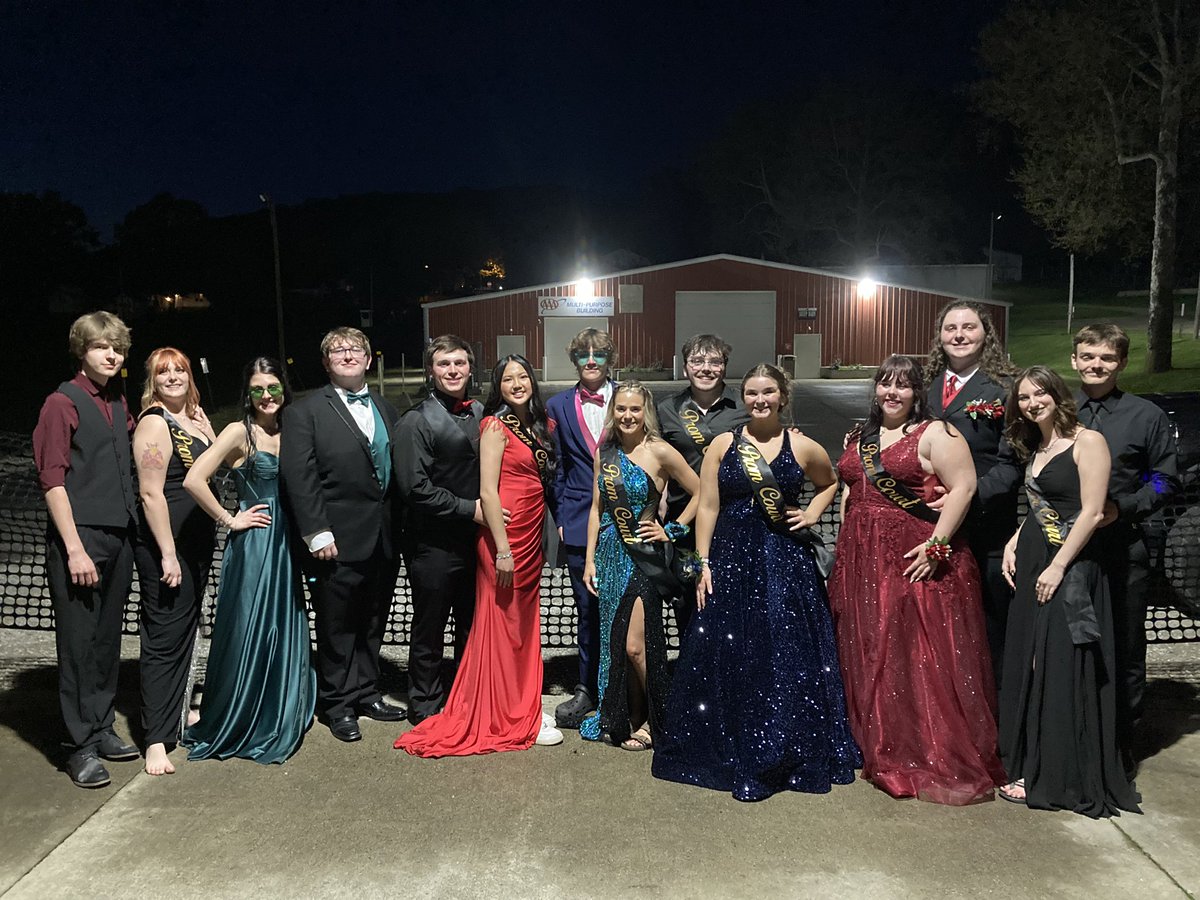 LHSGalesOffice's tweet photo. 2023 Prom Court and Prom Queen Brooke Thompson and Prom King Sam Strigle. https://t.co/pWsnJ0Fwsb