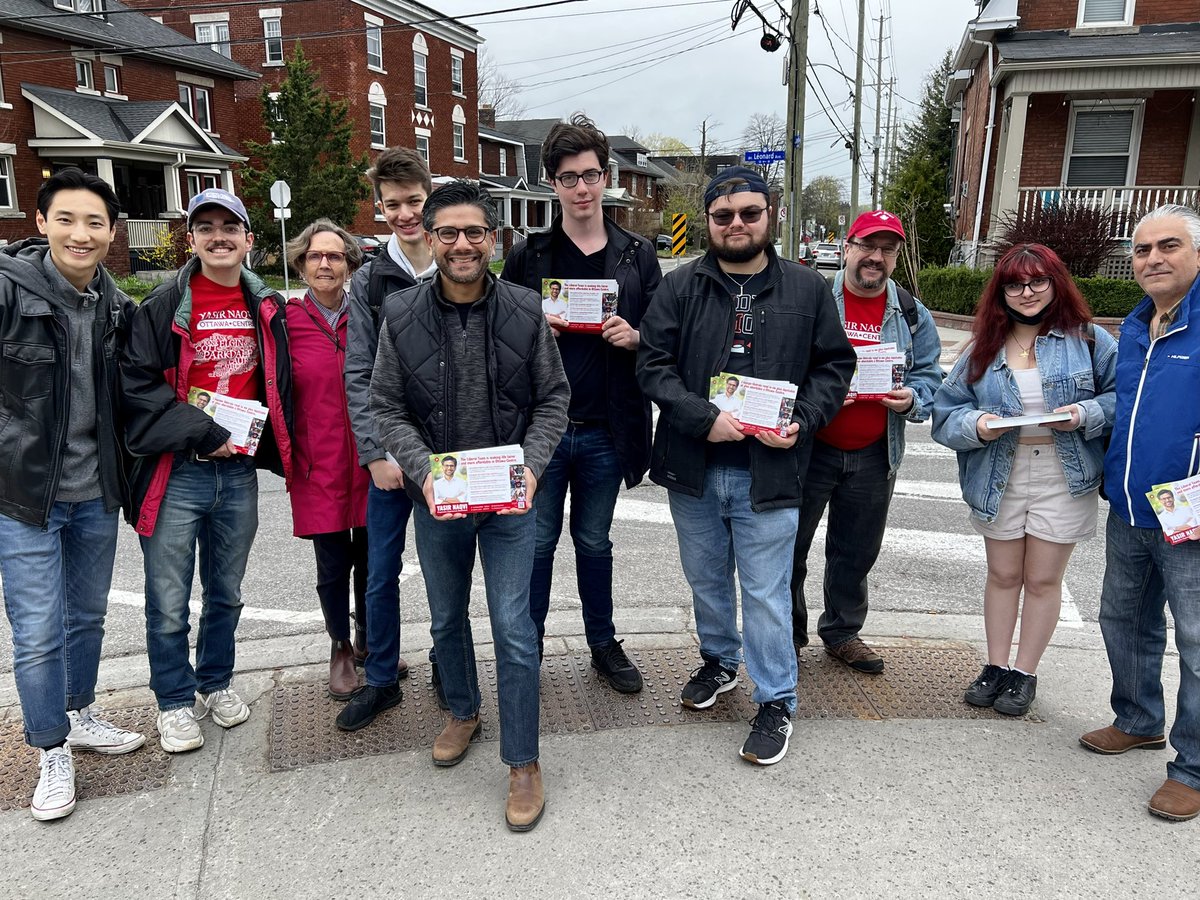 YasirNaqviCDN's tweet photo. Que le soleil brille ☀️ ou qu'il pleuve ☔️, #ÉquipeYasir ne peut être arrêté!

Merci à tous les bénévoles qui sont venus parler à nos voisins à #OldOttawaSouth du plan du gouv pour des soins dentaires gratuits 🦷 et des services de garde d'enfants à 10$/ jour 👧🏾👶🏼.

#OttawaCentre https://t.co/2Pt6w0PUBs
