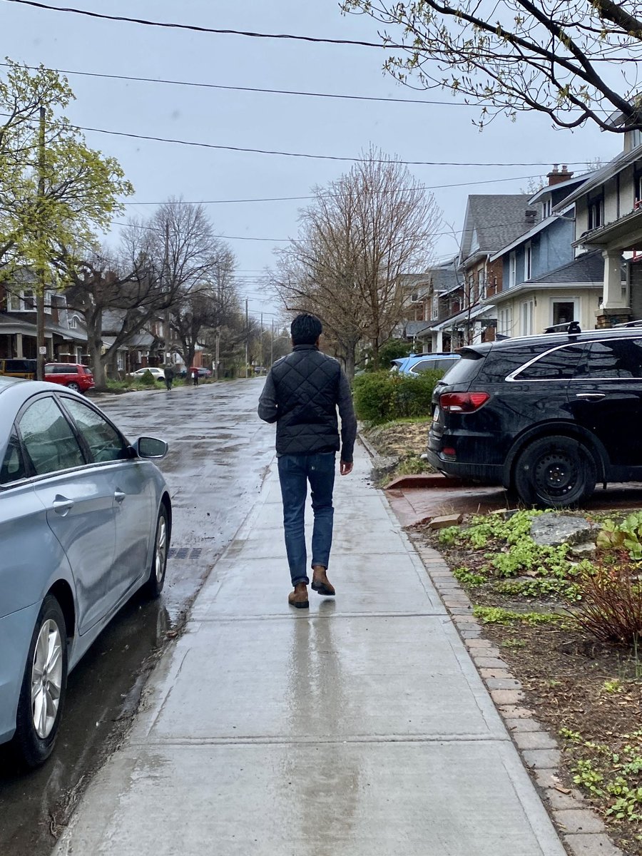 YasirNaqviCDN's tweet photo. Que le soleil brille ☀️ ou qu'il pleuve ☔️, #ÉquipeYasir ne peut être arrêté!

Merci à tous les bénévoles qui sont venus parler à nos voisins à #OldOttawaSouth du plan du gouv pour des soins dentaires gratuits 🦷 et des services de garde d'enfants à 10$/ jour 👧🏾👶🏼.

#OttawaCentre https://t.co/2Pt6w0PUBs