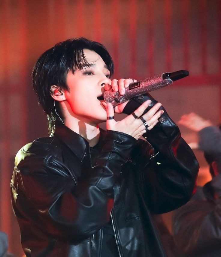 jgkogotic's tweet photo. Jikook au| Superstar 

jimin é um cantor muito querido, mas vem recebendo ameaças de morte de um stalker anônimo, depois de três atentados, sua empresa contrata um segurança especial para ele, jungkook, a fim de protegê-lo e descobrir a identidade do criminoso. https://t.co/JBjvUy7NhV