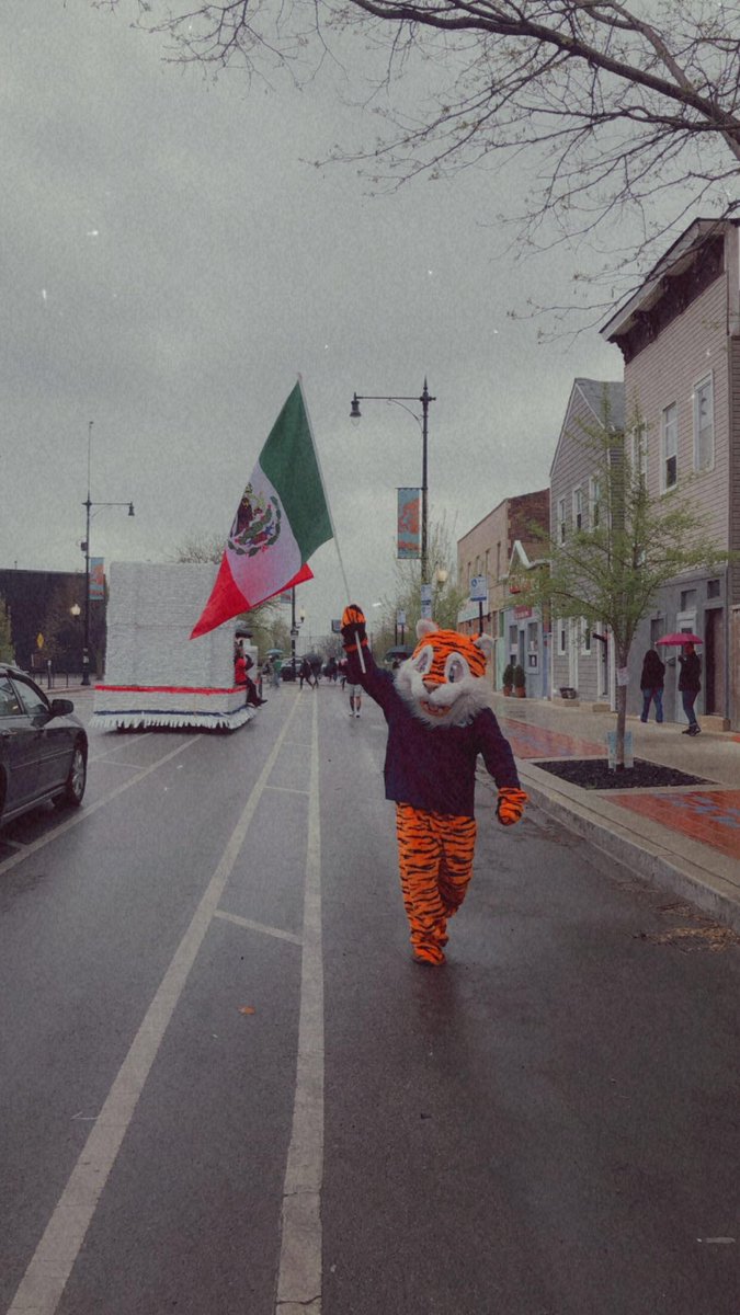 AdelanteConAida's tweet photo. The rain didn’t stop the fun at the annual Chicago Día de los Niños desfile in Pilsen. #community #CDDLN #CPS #23yearsstrong https://t.co/RPdg4N6AWV