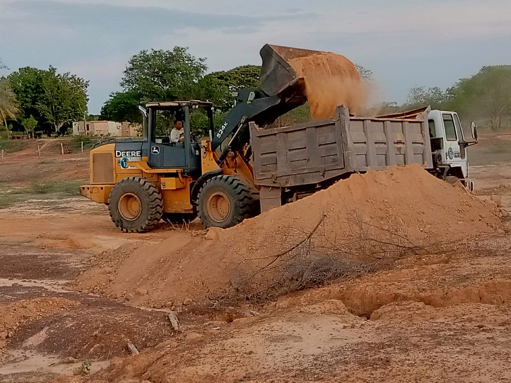 ENMOHCAOFICIAL's tweet photo. #Zulia #AVANCES
La fuerza trabajadora , maquinaria y equipos se traslada al 2do punto priorizado (Prog. 17+000) del proy. de rehabilitación de Tulé 1 y plan de rep. de averías de Tulé 2 , gracias al apoyo de nuestro Pdte @NicolasMaduro por el reimpulso de la obra. @hidrolagoofic https://t.co/NEcTp27kvR