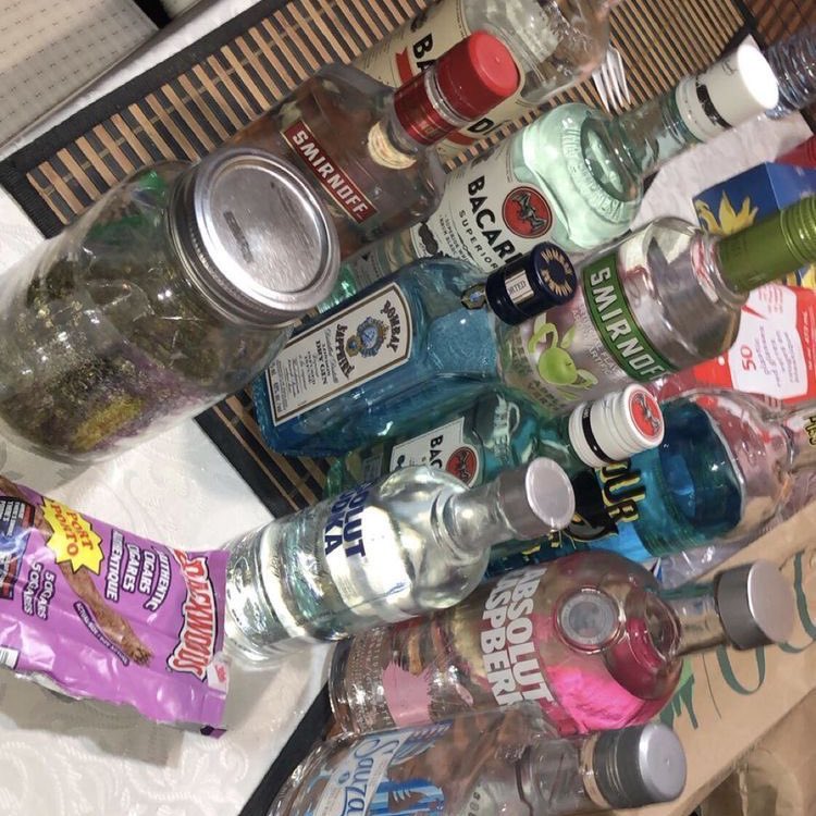 choquei's tweet photo. 🚨BRASIL: Mais jovens tem abandonado bebidas alcoólicas como sinônimo de saúde e autocuidado. https://t.co/fHAP7JRv5N